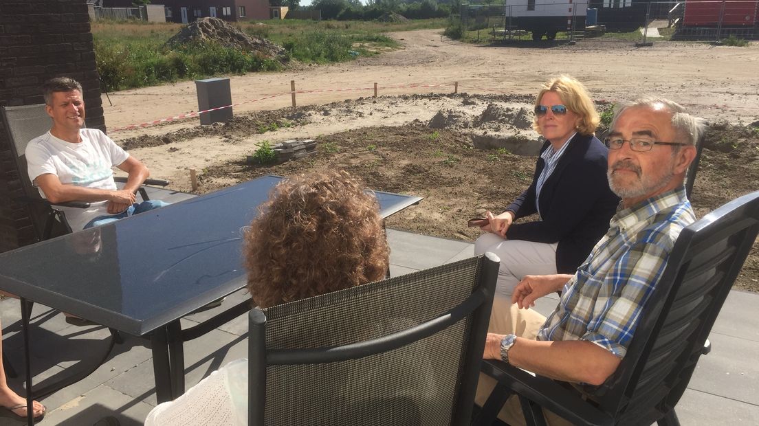 De bewoners van de Laan van de Highlanders in Zutphen zijn helemaal klaar met de straat waaraan ze wonen. Of beter gezegd: het feit dat die straat nog altijd ontbreekt. In de straat zijn negentien nieuwbouwwoningen gebouwd. De eerste huizen werden net voor kerst al opgeleverd, maar er ligt nog steeds geen geasfalteerde weg.