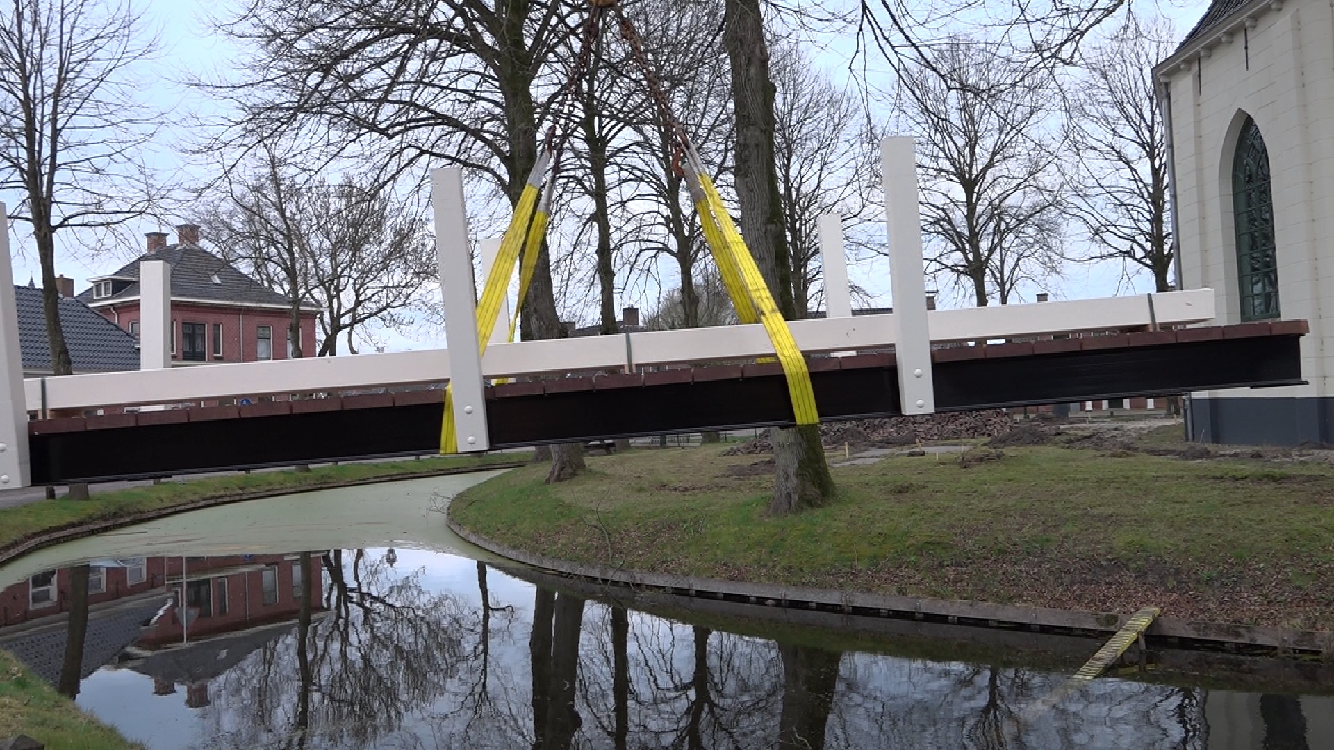 Een brugdeel hangt in de takels