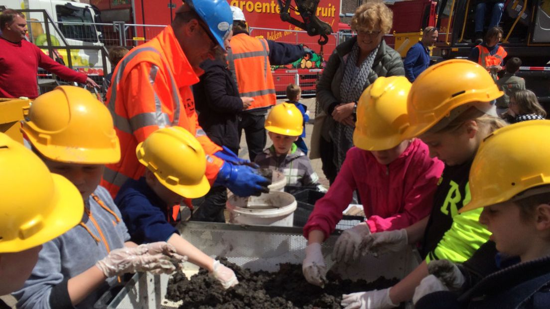 Kinderen mogen schatgraven in Leiden