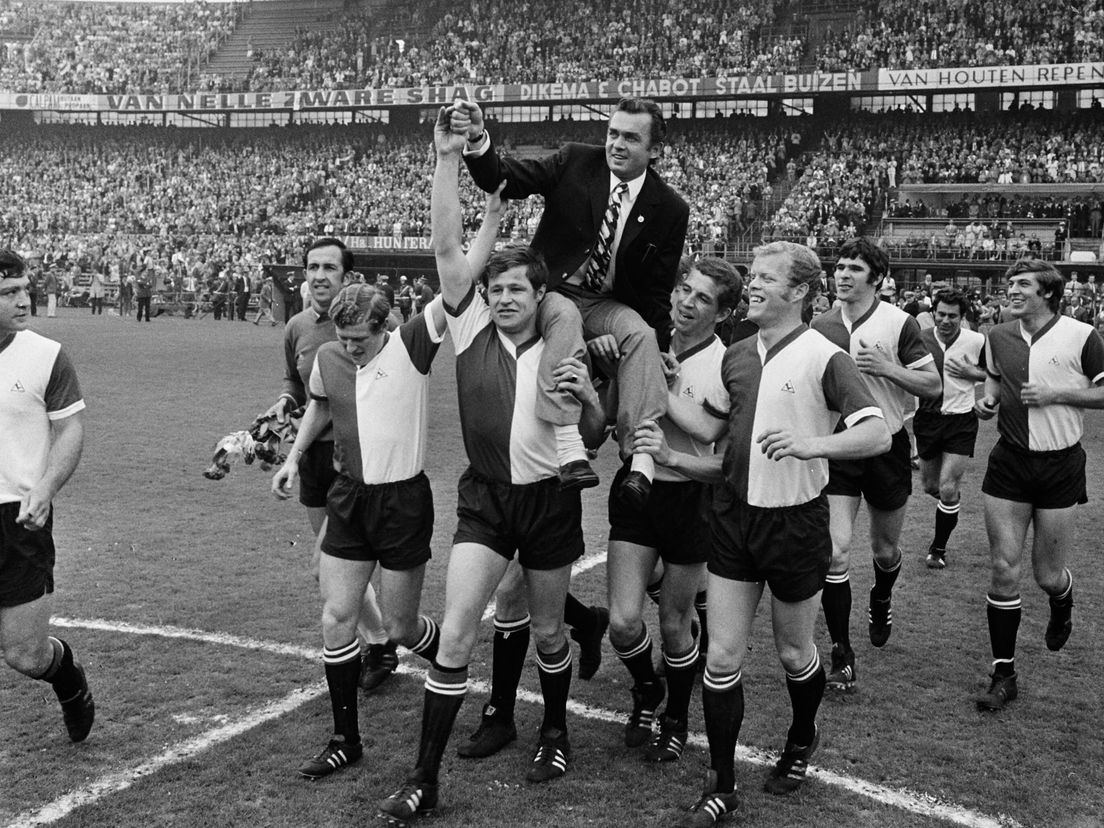 Ernst Happel gaat op de schouders bij de spelers van Feyenoord
