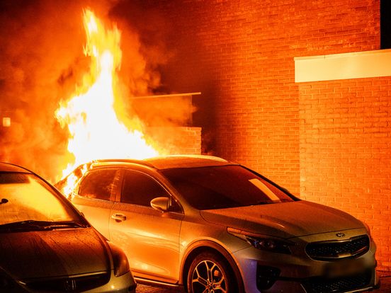 112-nieuws | Vlammen slaan uit geparkeerde auto - Automobilist ramt meerdere voertuigen