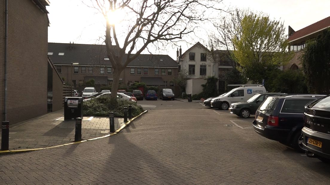 De politie zegt dat de man die donderdagmiddag met zijn auto inreed op het stadhuis in Harderwijk in zijn woning is aangehouden. Bewoners van de Fraterhuishof vertellen dat ze zagen dat de man daar op de parkeerplaats geboeid in een politieauto werd weggevoerd.