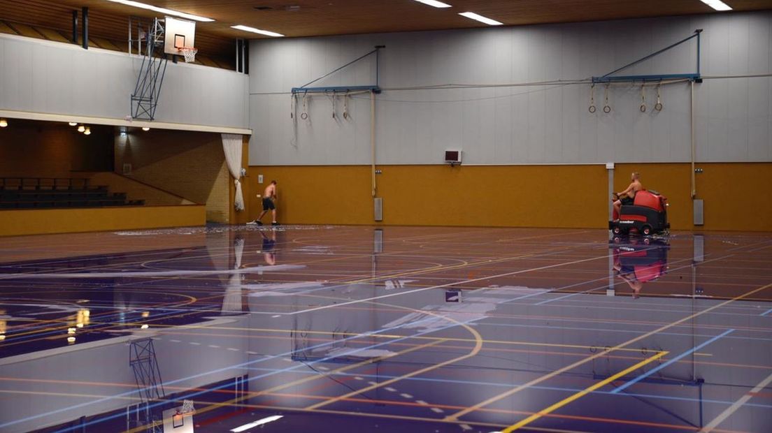 De sporthal in Vriezenveen is door de regenval onder water gelopen