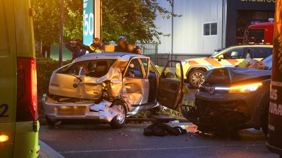 Twee personen gewond geraakt bij ongeval, een met spoed naar ziekenhuis