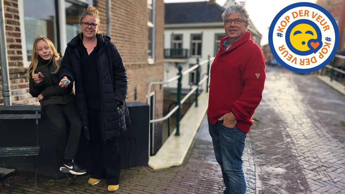 Arlette Blok, Joest Tukker en dorpsgids Jan Bijsterveld met de Happy Stones
