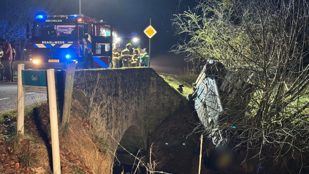 Inzittenden Mercedes belanden bijna in de Geul na crash