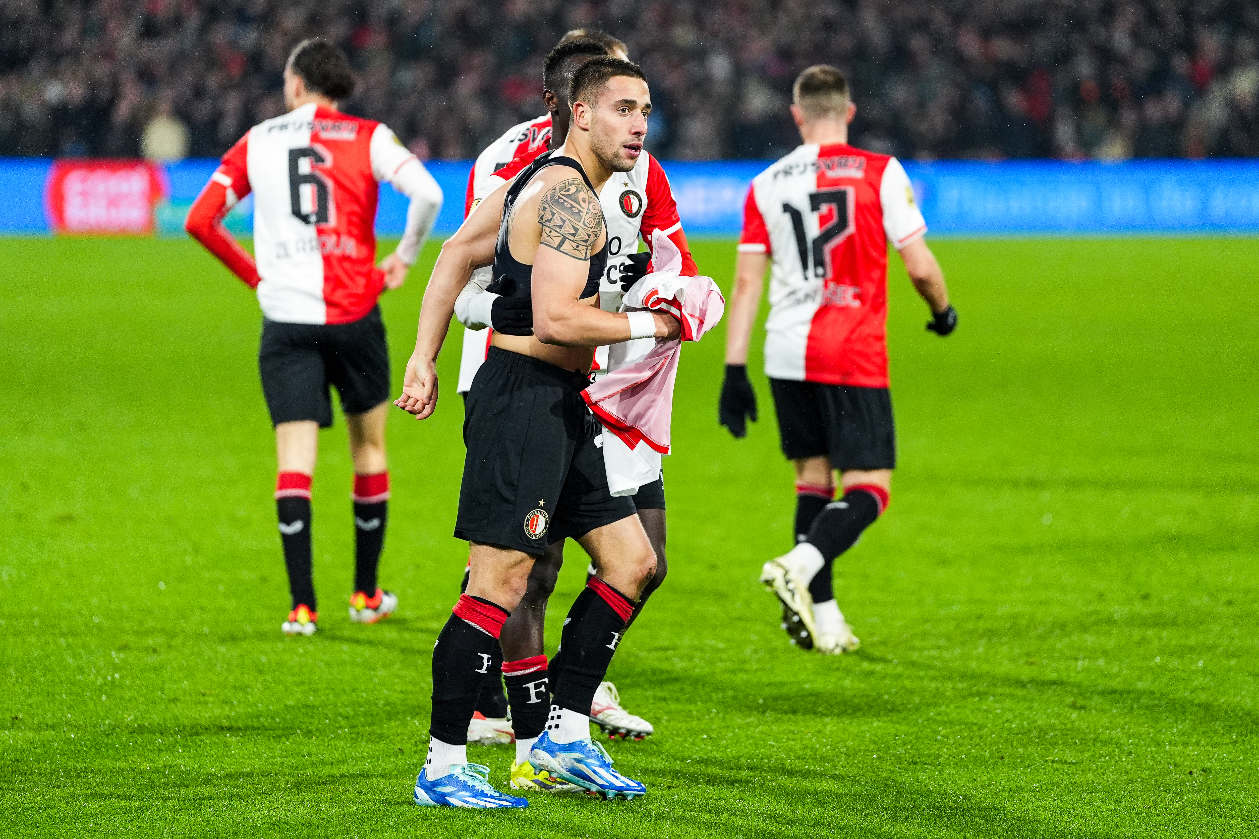 Feyenoord Wankelt Tegen FC Groningen, Maar Bereikt Wel De Bekerfinale ...