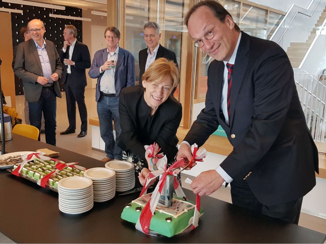 Kristel Baele (voorzitter) en Huib Pols (rector magnificus) snijden de taart aan