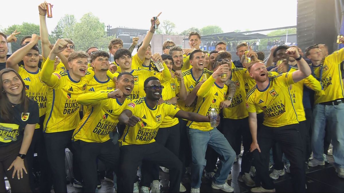 Lees terug: Spelers en staf van Cambuur gehuldigd op Oldehoofsterkerkhof