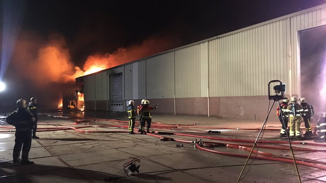 Bij het scheepsbouwbedrijf Neptune in Aalst (gemeente Zaltbommel) heeft woensdagavond een zeer grote uitslaande brand gewoed. Minstens 20 brandweerauto's en hoogwerkers zijn uitgerukt. De brandweer was tot in de vroege ochtend bezig te zijn met (na)blussen. Er kwam veel rook vrij. De brandweer adviseerde de inwoners van Aalst, Brakel en Zuilichem om tegen de stank de ramen te sluiten. Er zijn geen gewonden.