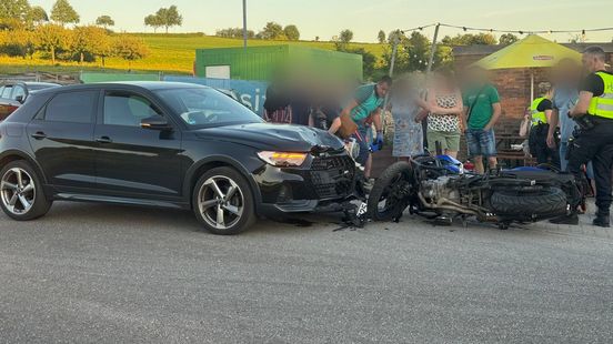 Frontale botsing tussen auto en motor voor ijskraam in Vijlen. Frontale botsing tussen auto en motor voor ijskraam in Vijlen.