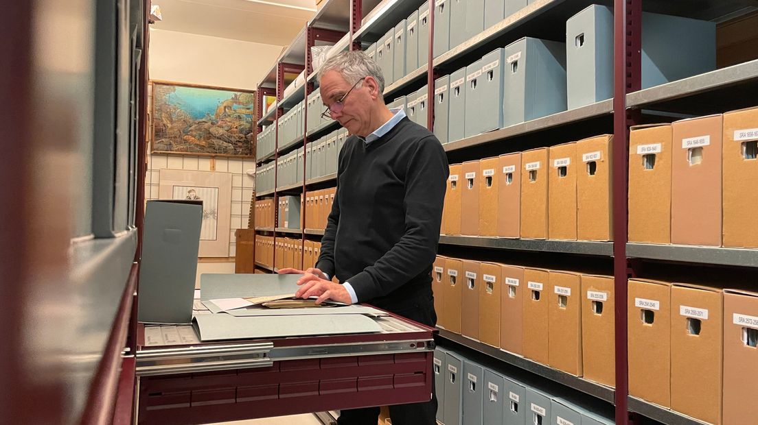 Guido Abuys van Herinneringscentrum Kamp Westerbork is druk bezig met het digitaliseren van het archief