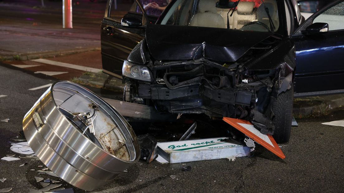 Automobilist vlucht na botsing tegen grote klok op het Lorentzplein