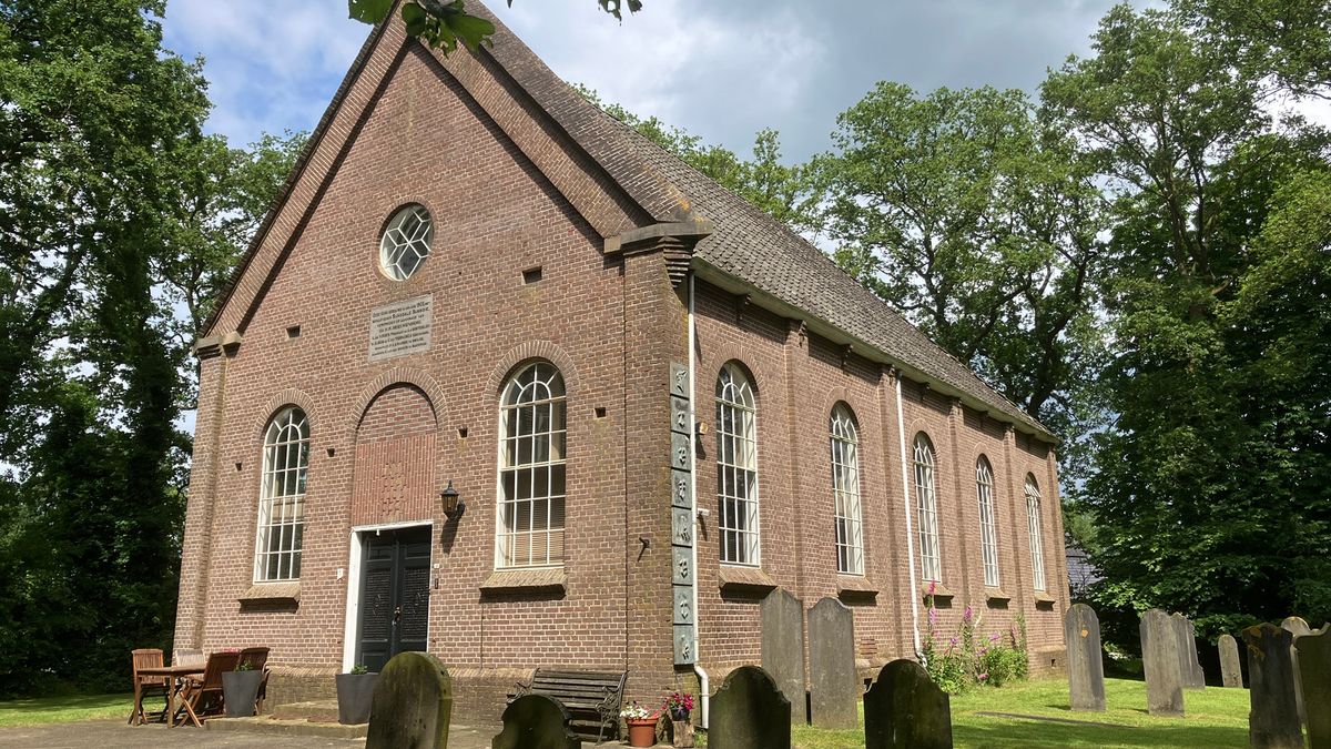 Voormalige kerk met grafstenen in de tuin staat te koop: 