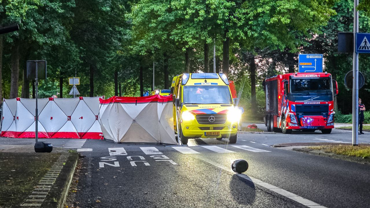 Scooterrijder zwaargewond na aanrijding in Almelo; automobilist aangehouden.