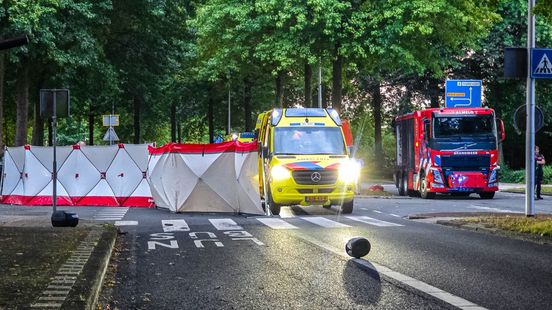 Scooterrijder zwaargewond na aanrijding in Almelo; automobilist aangehouden. Scooterrijder zwaargewond na aanrijding in Almelo; automobilist aangehouden.