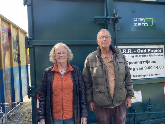 Ietje en Cor zamelen oud papier in en zoeken daarbij hulp: 'Eigenlijk kan het niet meer'