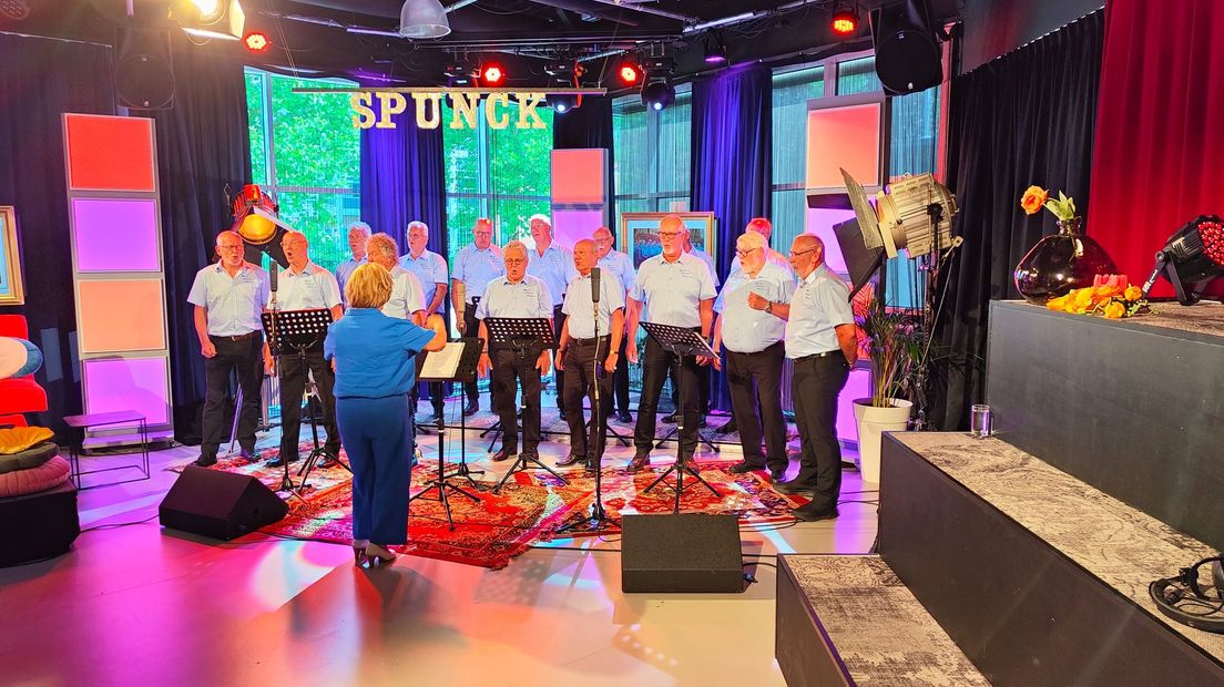 Schlagerkoor Spass Muss Sein uit Nijverdal maakt er een feestje van bij SPUNCK Podium