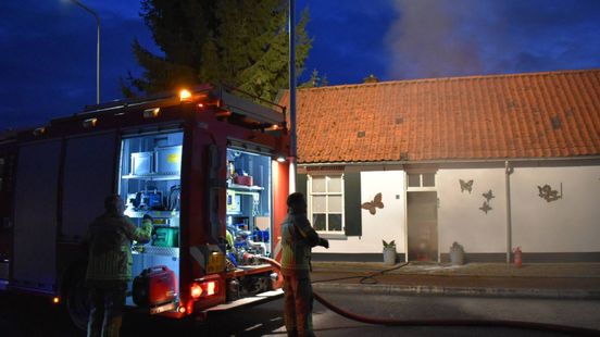 Brand in meer dan 100 jaar oude woning, twee kinderen en een volwassene naar ziekenhuis