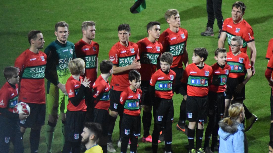 NEC heeft vrijdagavond niet kunnen winnen van koploper Cambuur Leeuwarden. In een vrij matig duel wisten de Friezen de overwinning zakelijk over de streep te trekken. Het absolute hoogtepunt was de tweede goal van Mühren, maar daar kunnen de Nijmegenaren niet van genieten na een 0-2 nederlaag in eigen stadion. Daarmee zakt NEC zakt NEC zelfs naar plek 10 op de ranglijst.