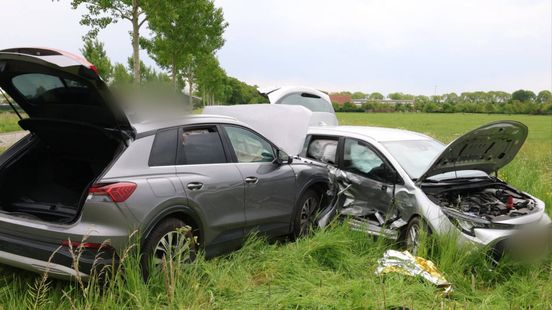 Auto’s in weiland na botsing in Alphen