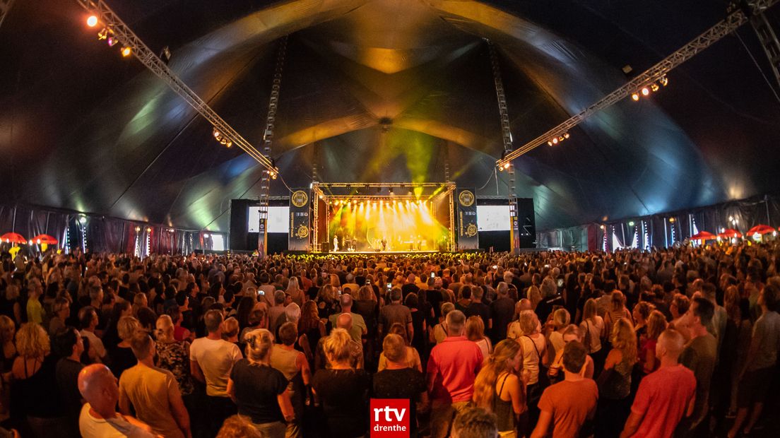 UB40 en Racoon trokken een volle feesttent in Pesse (Rechten: Kim Stellingwerf/RTV Drenthe)