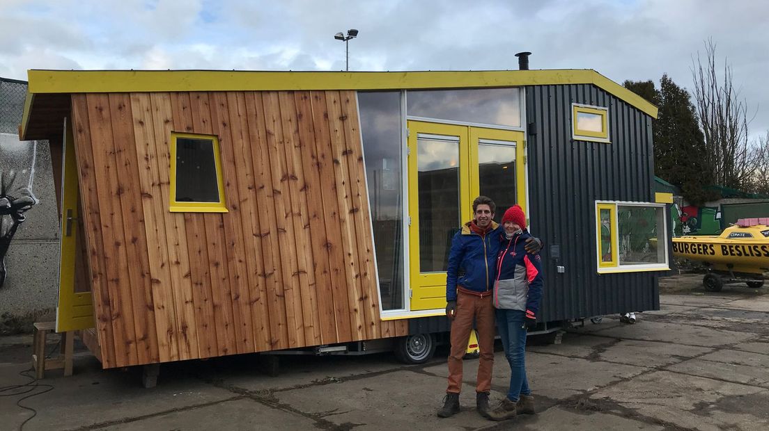 Iris en Bouke voor hun tiny house.