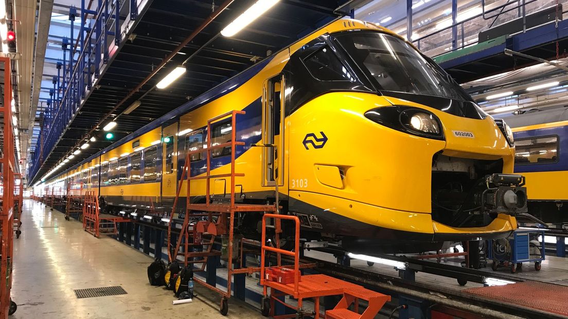 de nieuwe intercity van NS die 200 km/uur kan rijden in het onderhoudsbedrijf in Onnen op de Drents-Groningse grens (Rechten: Serge Vinkenvleugel/RTV Drenthe)