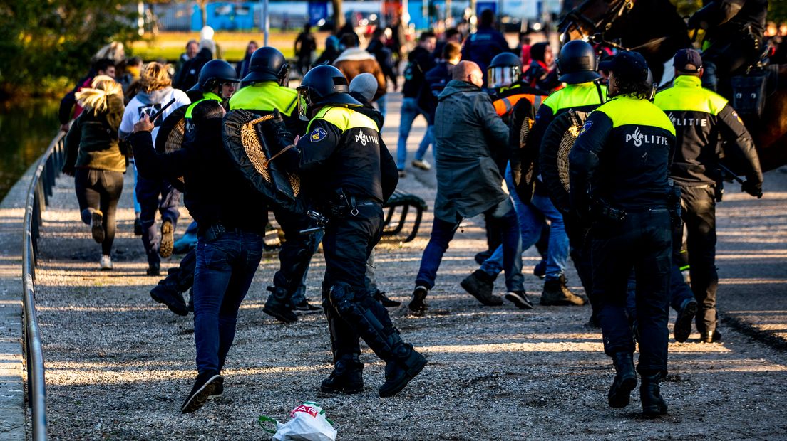 De politie voert bij het Malieveld een charge uit.