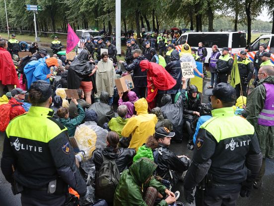 Dertiende protestdag Extinction Rebellion op Utrechtsebaan binnen half uur beëindigd