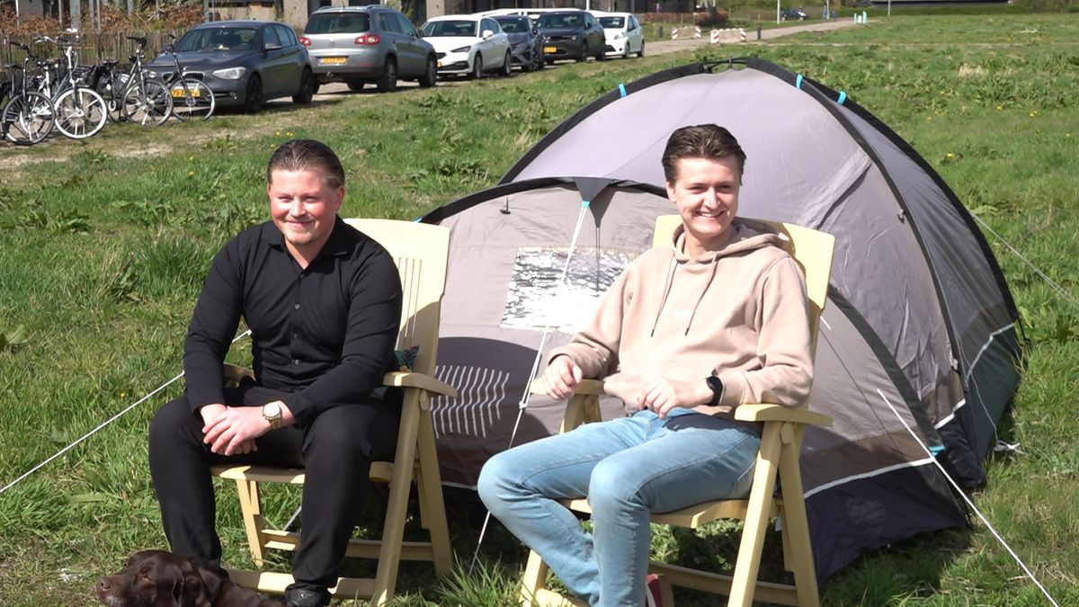 Jongeren kamperen uit woningnood op kavels toekomstige huizen