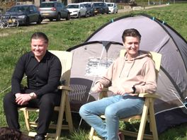 Jongeren kamperen uit woningnood op kavels toekomstige huizen