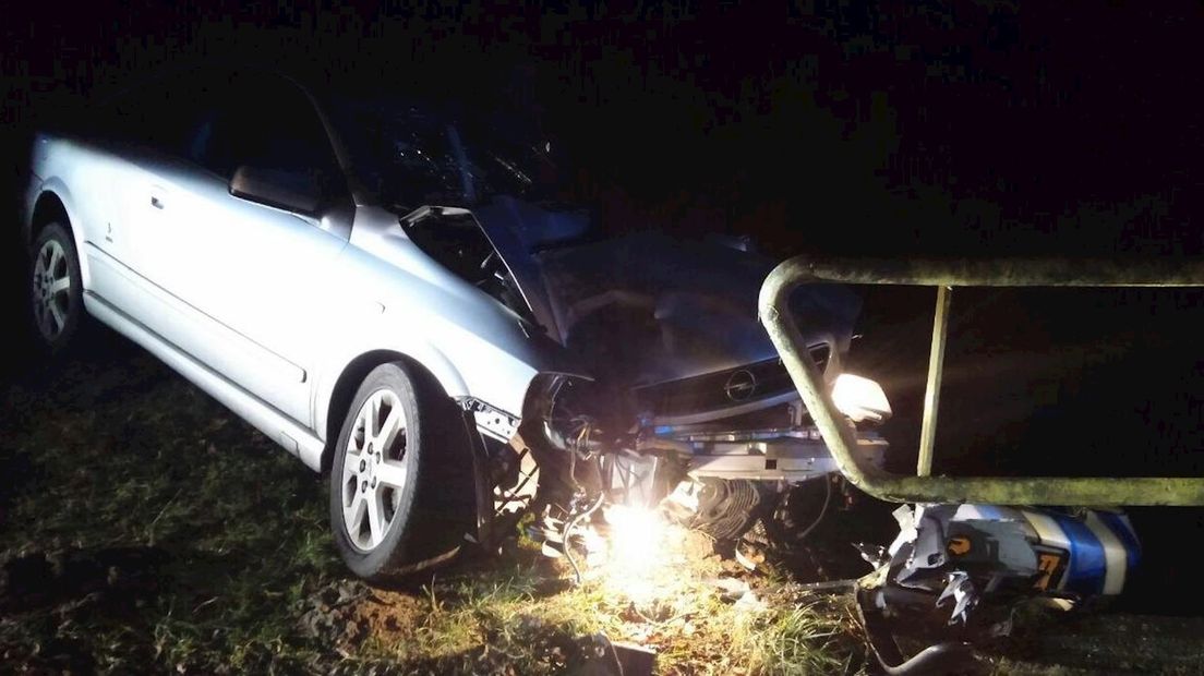 Auto tegen brugleuning in Wijhe