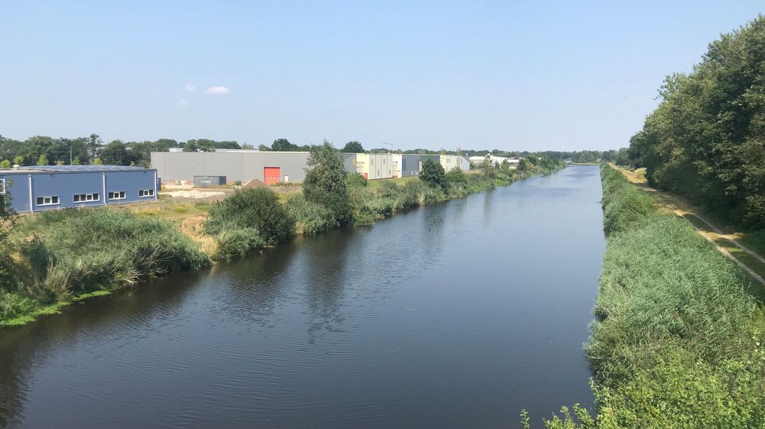 Op de westelijke oever van het Havenkanaal komen veertig nieuwe vissteigers pal naast het Stadsbedrijvenpark (Rechten: RTV Drenthe / Margriet Benak)