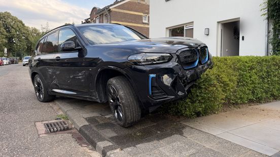 Auto's belanden in voortuin na botsing met boomstronk Nieuws