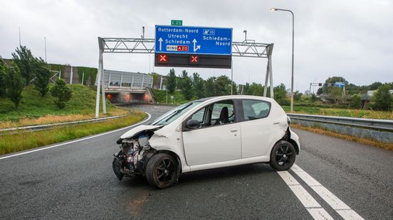 Auto vliegt uit de bocht op snelweg bij Schiedam