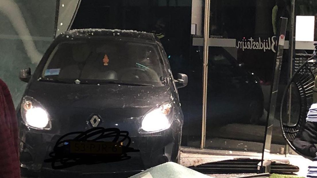 De bekende modezaak Blijdesteijn Mode in Tiel is in de nacht van zondag op maandag de dupe geworden van een ramkraak. Een gestolen auto reed dwars door de voorpui heen en richtte een ravage aan.