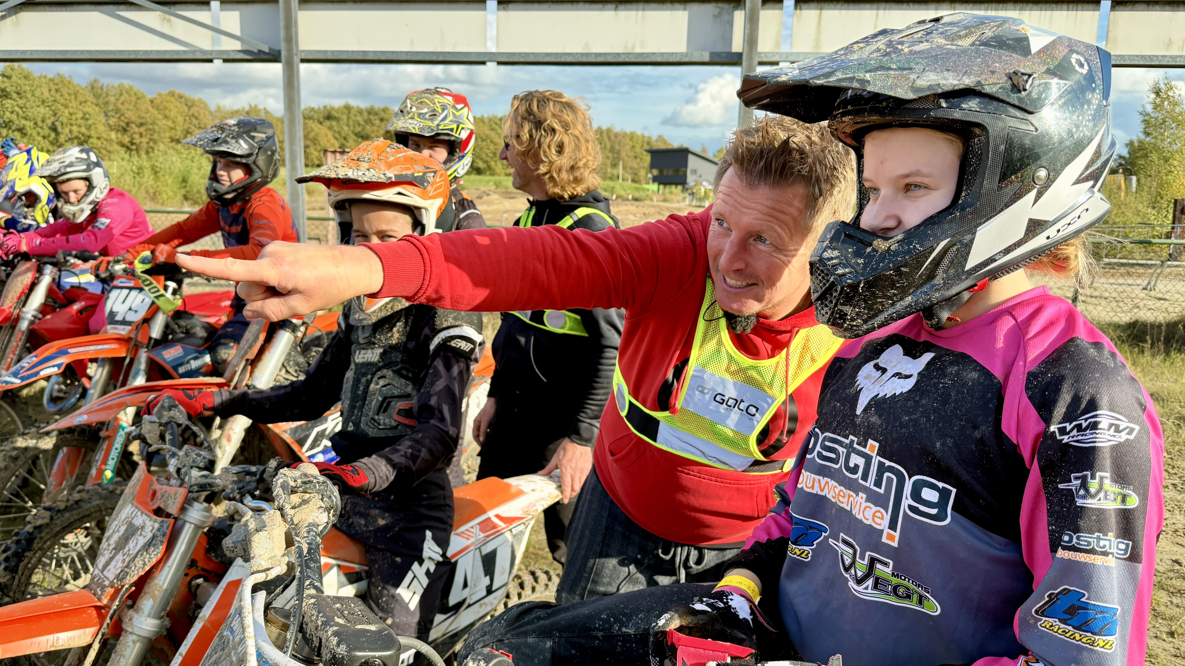 Motocrosskampioen Erik Eggens wijst jeugd de weg in 'zijn' Westerbork