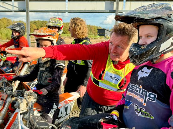 Motocrosskampioen Erik Eggens wijst jeugd de weg in 'zijn' Westerbork