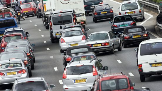 Ongeluk op snelweg zorgt voor ruim een uur vertraging. Ongeluk op snelweg zorgt voor ruim een uur vertraging.