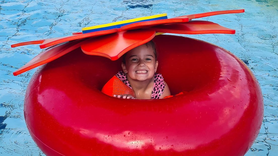 Kensi van vijf jaar in het zwembad Aarweide in Nieuwveen
