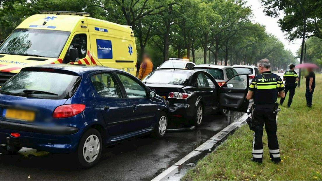 Vier auto's botsen op elkaar in Enschede