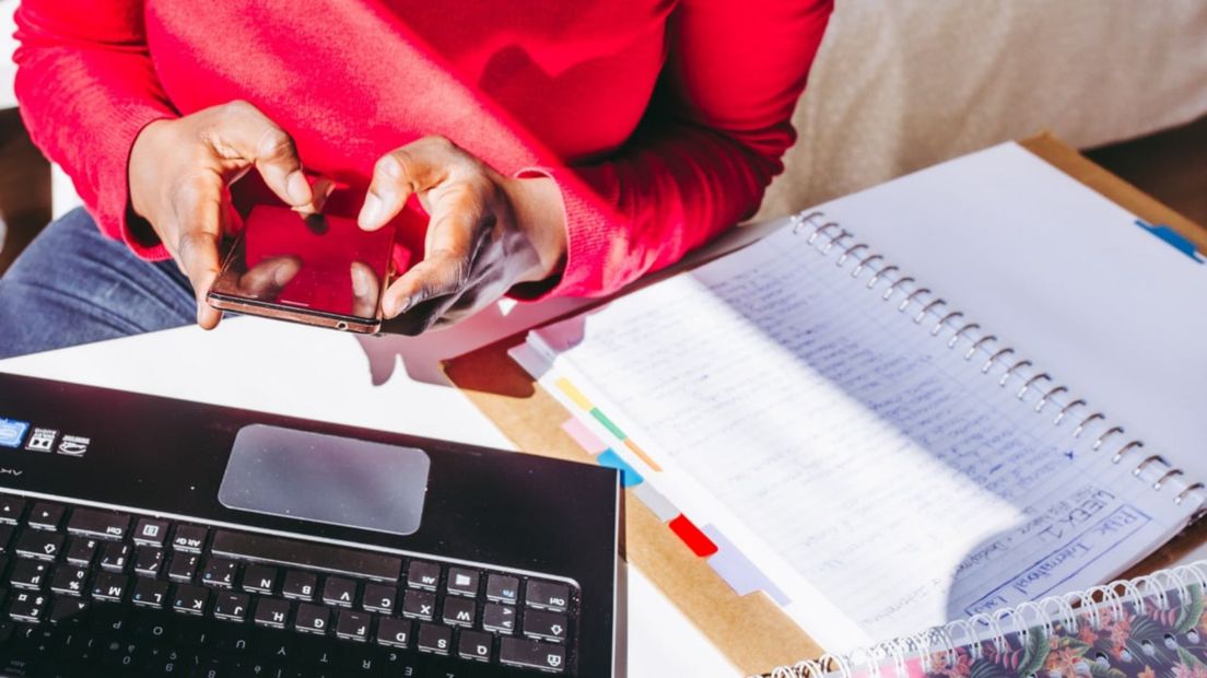 Een student achter zijn laptop