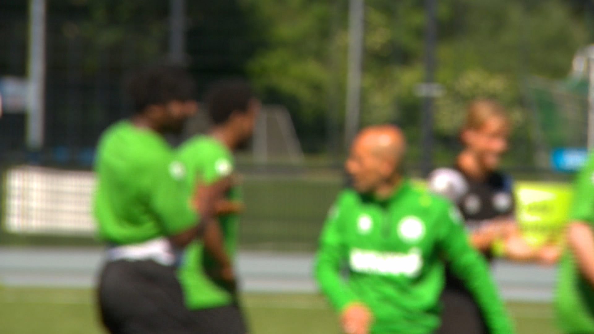 FC Groningen geeft asielzoekers voetballes: 'Ze hebben het enorm naar hun zin'