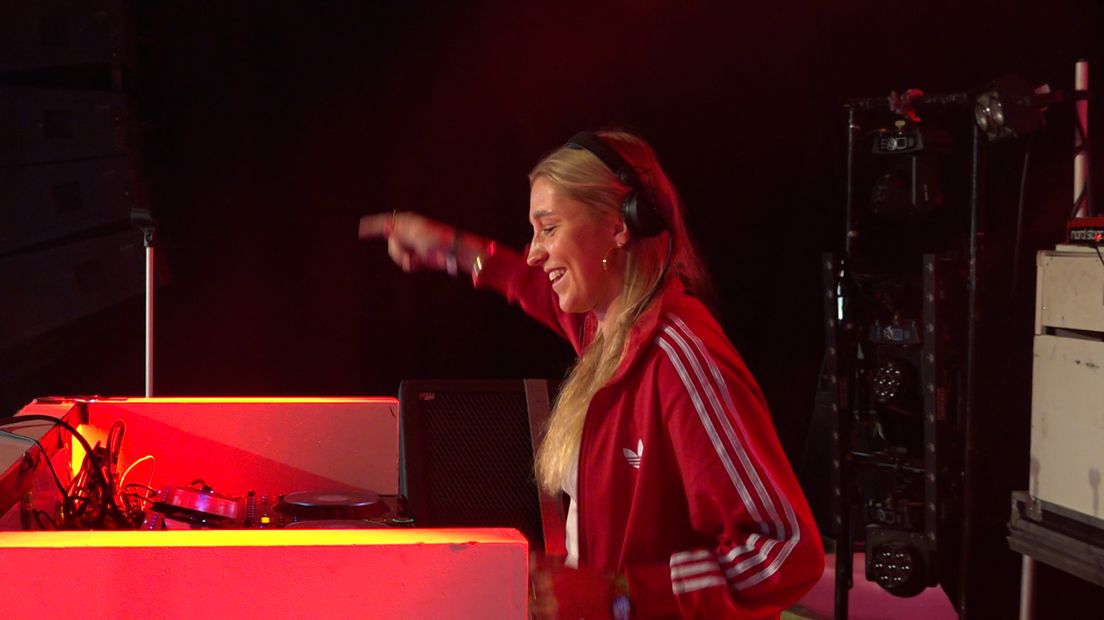 De 21-jarige Sanne Meijerink staat voor het eerst in een feesttent te draaien.