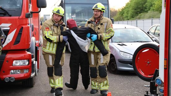 Brandweerlieden oefenen met grootschalige kettingbotsing op A28. Brandweerlieden oefenen met grootschalige kettingbotsing op A28.