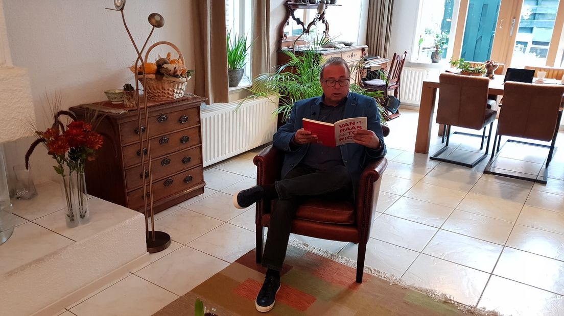 Peter de Jonge leest voor uit zijn boek 'Van Raas tot Rico'