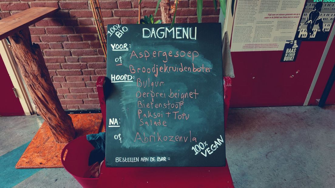 In de Samenscholing is een veganistisch restaurant gevestigd