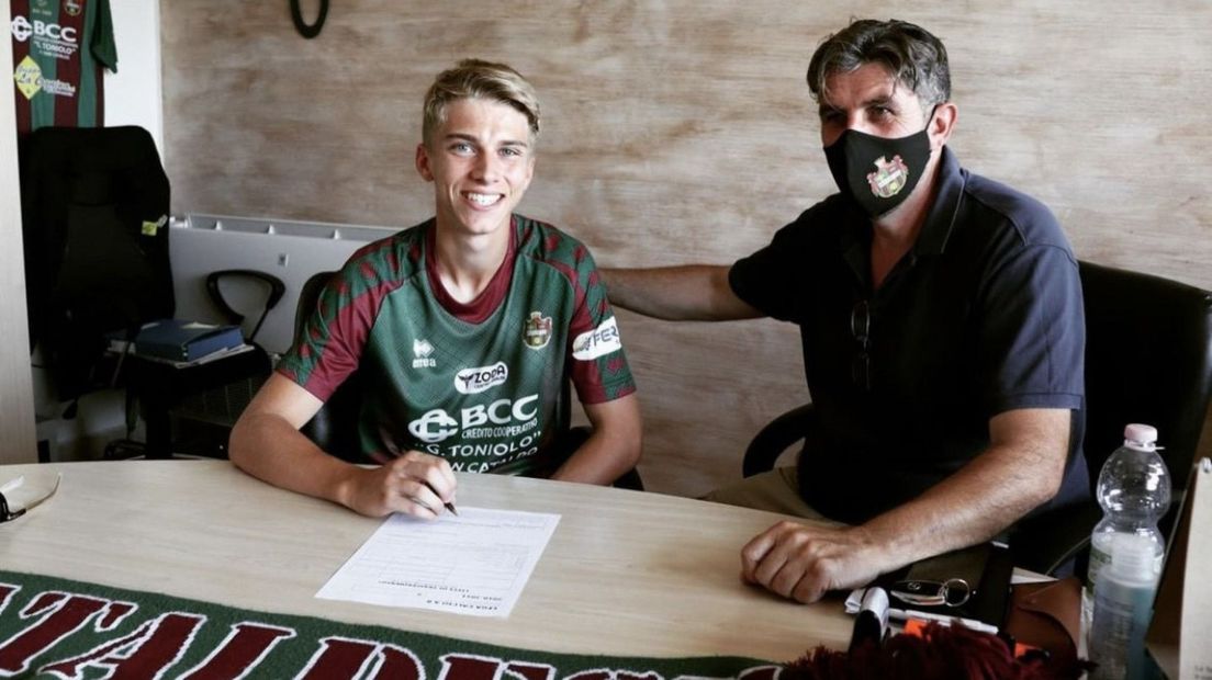 Julian Jansen tekent zijn contract bij ASD Sancataldese