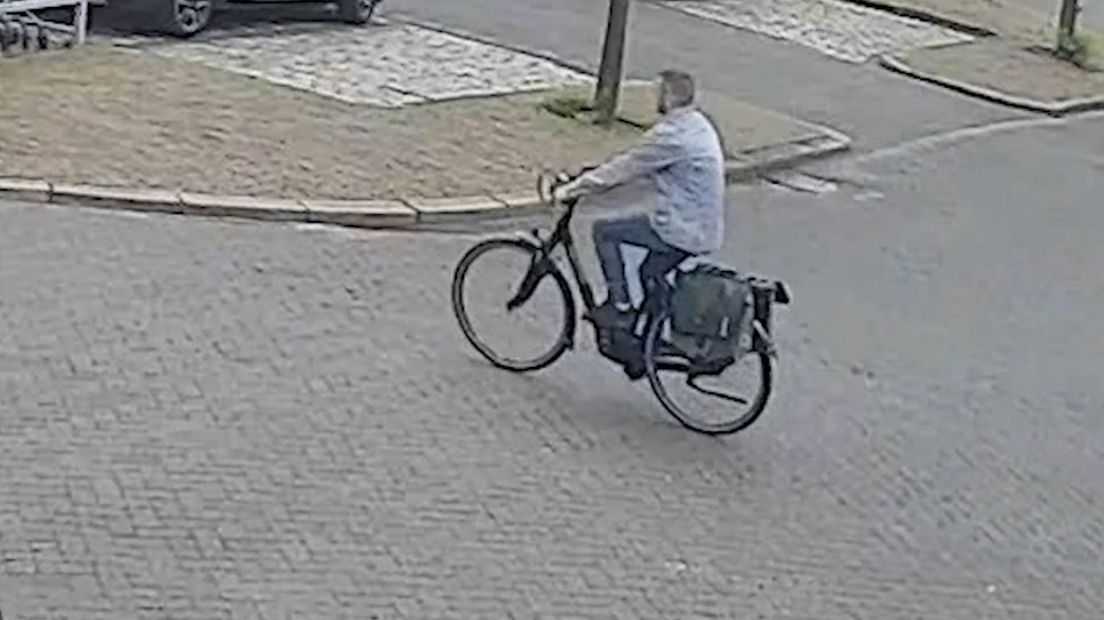Deze man rijdt op een gestolen e-bike.